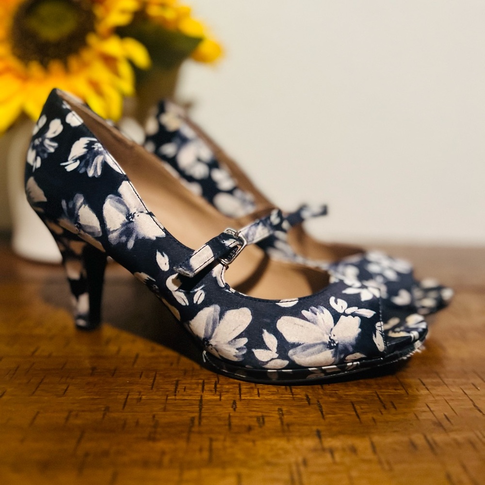 Naturalizer Women's Navy Floral Heels - Picture 3 of 7